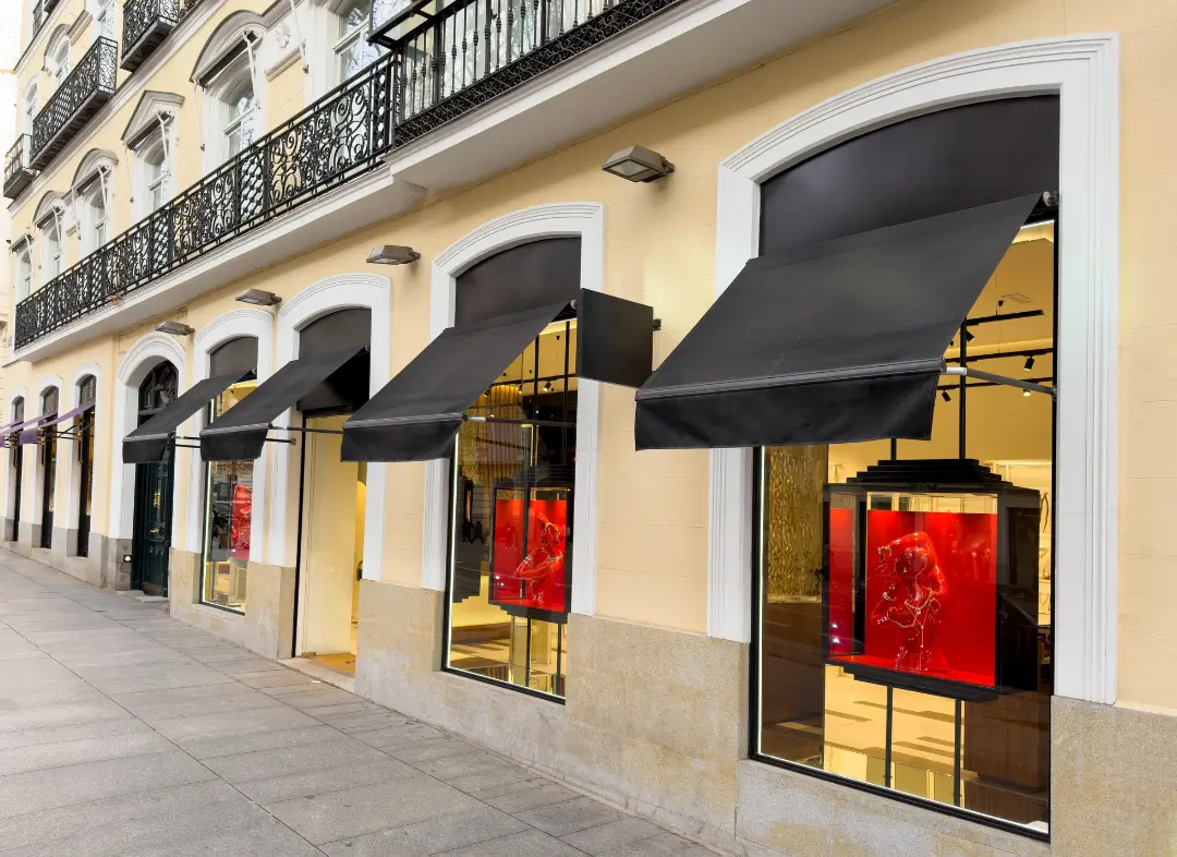 Façade vitrine de magasin en aluminium sur mesure à Manduel